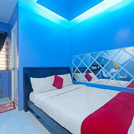 Oyo 896 Silverio Suites Манила Экстерьер фото