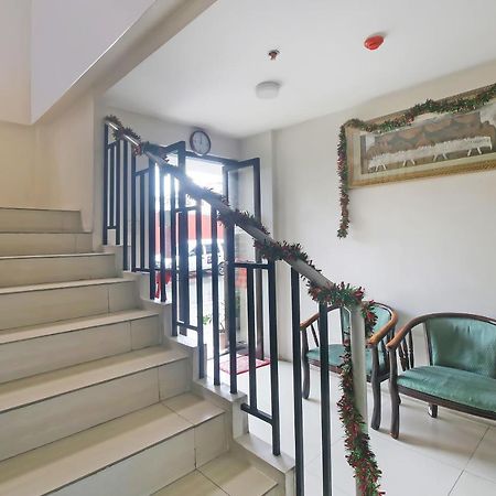 Oyo 896 Silverio Suites Манила Экстерьер фото