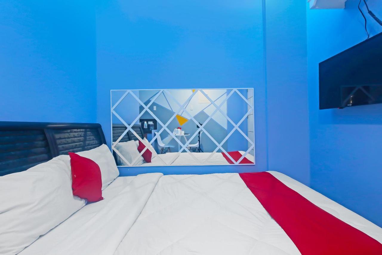 Oyo 896 Silverio Suites Манила Экстерьер фото