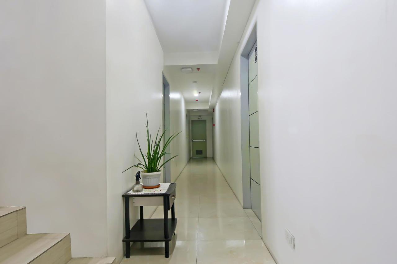 Oyo 896 Silverio Suites Манила Экстерьер фото